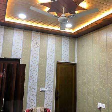 Hotel Raju Homestay Ayodhya 150 Meters From Shree Ram Janmbhoomi Temple 200 Meters From Ayodhya Dham Railway Station Esterno foto