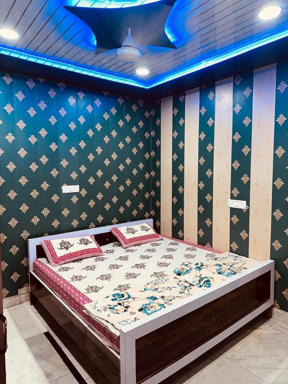 Hotel Raju Homestay Ayodhya 150 Meters From Shree Ram Janmbhoomi Temple 200 Meters From Ayodhya Dham Railway Station Esterno foto