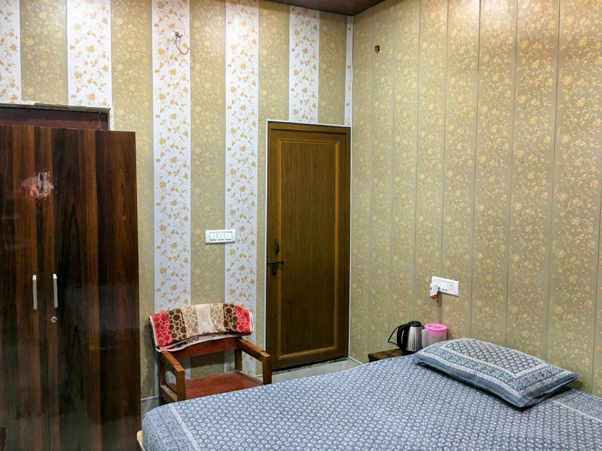 Hotel Raju Homestay Ayodhya 150 Meters From Shree Ram Janmbhoomi Temple 200 Meters From Ayodhya Dham Railway Station Esterno foto