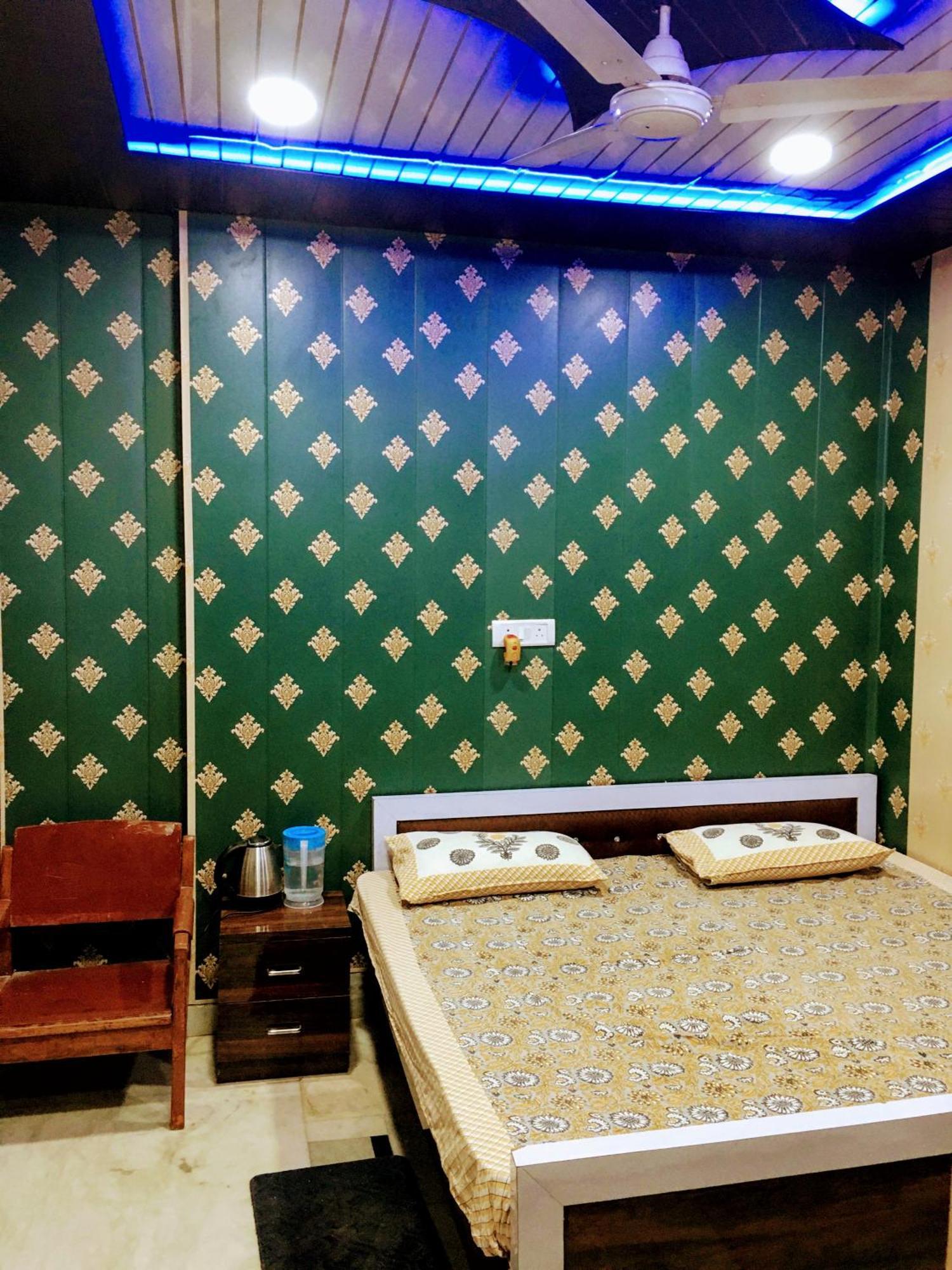 Hotel Raju Homestay Ayodhya 150 Meters From Shree Ram Janmbhoomi Temple 200 Meters From Ayodhya Dham Railway Station Esterno foto