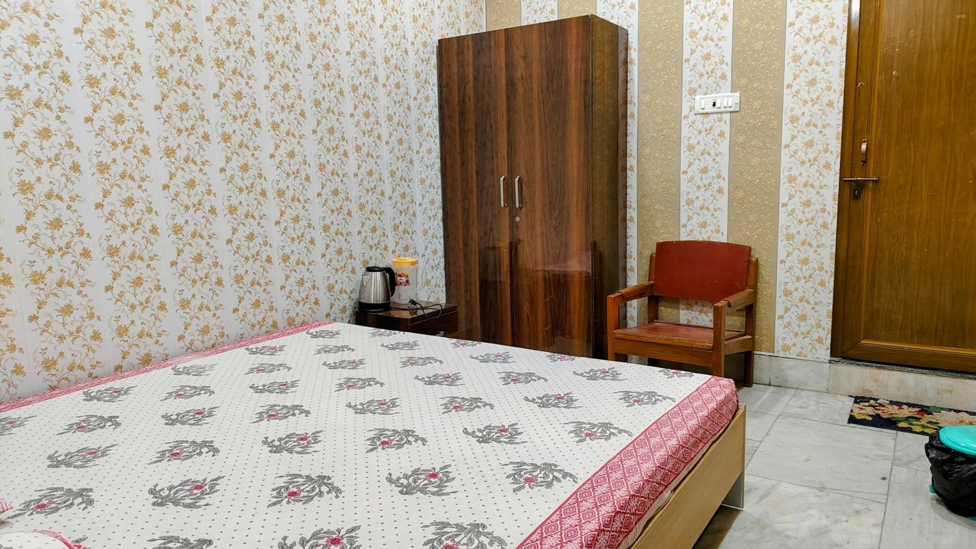 Hotel Raju Homestay Ayodhya 150 Meters From Shree Ram Janmbhoomi Temple 200 Meters From Ayodhya Dham Railway Station Esterno foto