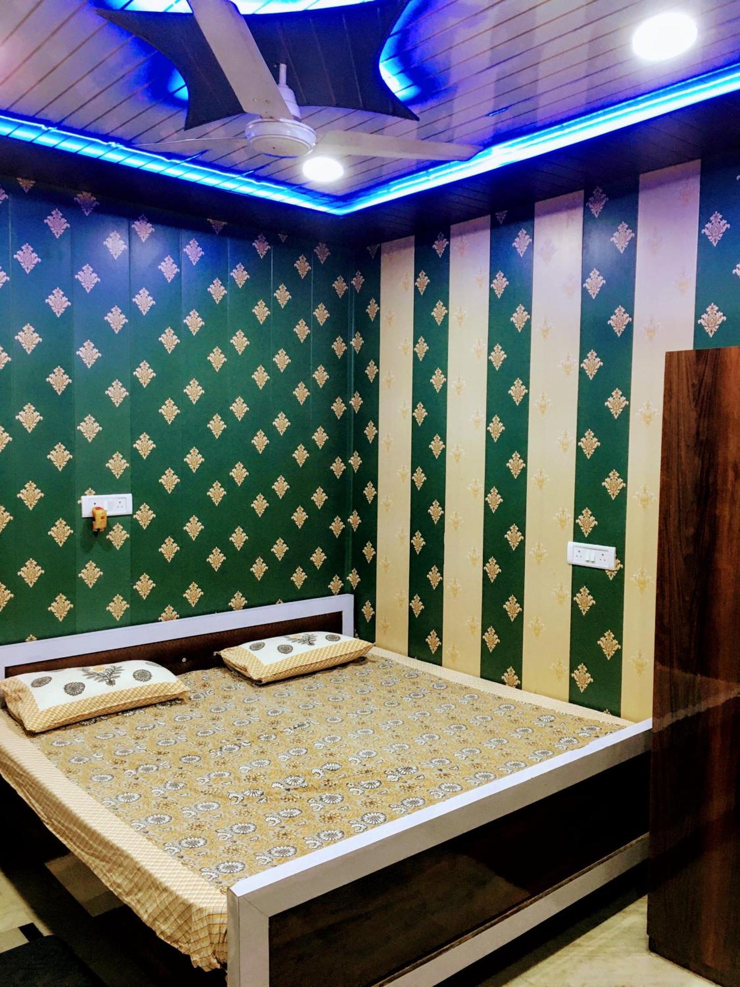 Hotel Raju Homestay Ayodhya 150 Meters From Shree Ram Janmbhoomi Temple 200 Meters From Ayodhya Dham Railway Station Esterno foto