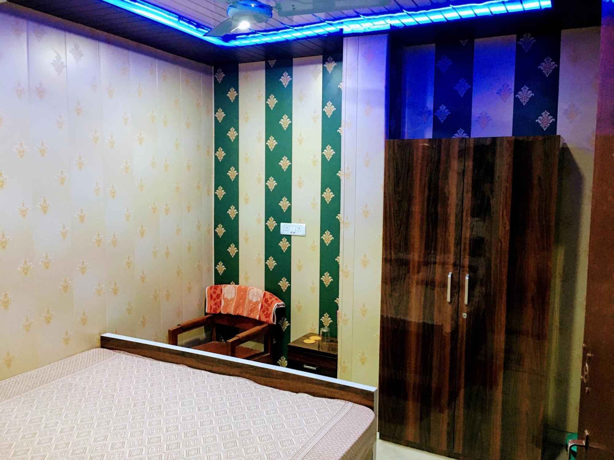 Hotel Raju Homestay Ayodhya 150 Meters From Shree Ram Janmbhoomi Temple 200 Meters From Ayodhya Dham Railway Station Esterno foto