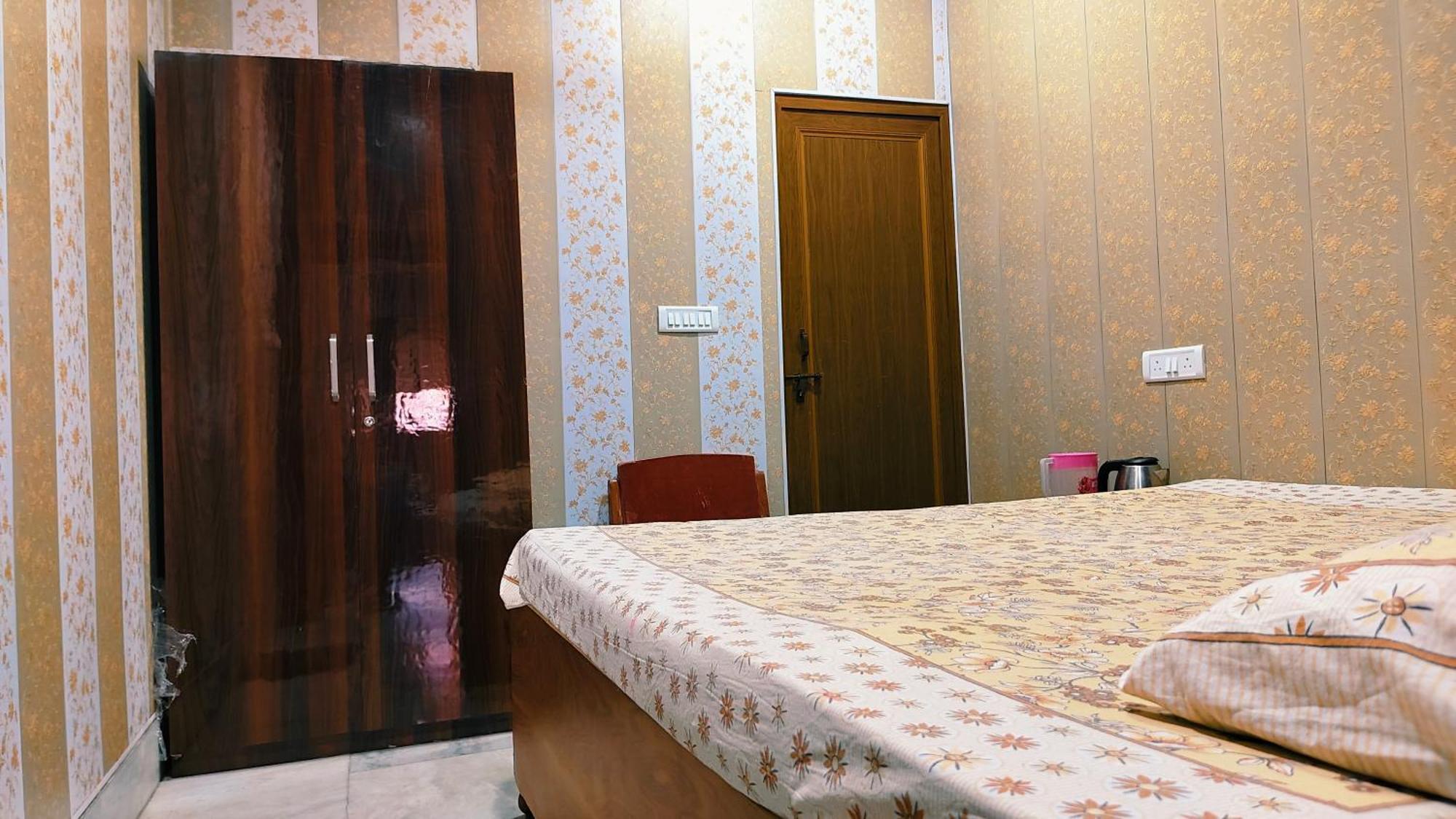 Hotel Raju Homestay Ayodhya 150 Meters From Shree Ram Janmbhoomi Temple 200 Meters From Ayodhya Dham Railway Station Esterno foto