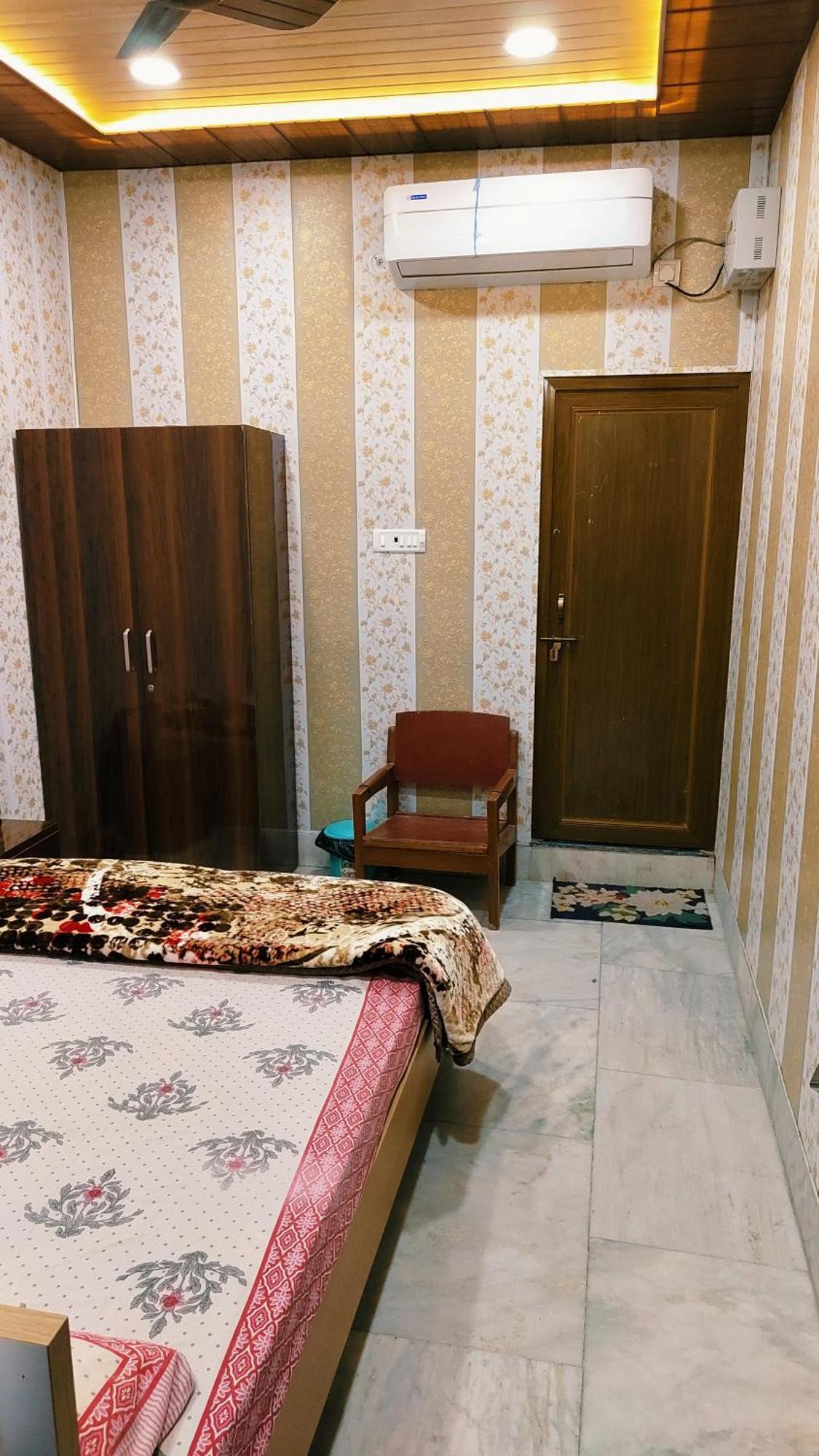 Hotel Raju Homestay Ayodhya 150 Meters From Shree Ram Janmbhoomi Temple 200 Meters From Ayodhya Dham Railway Station Esterno foto