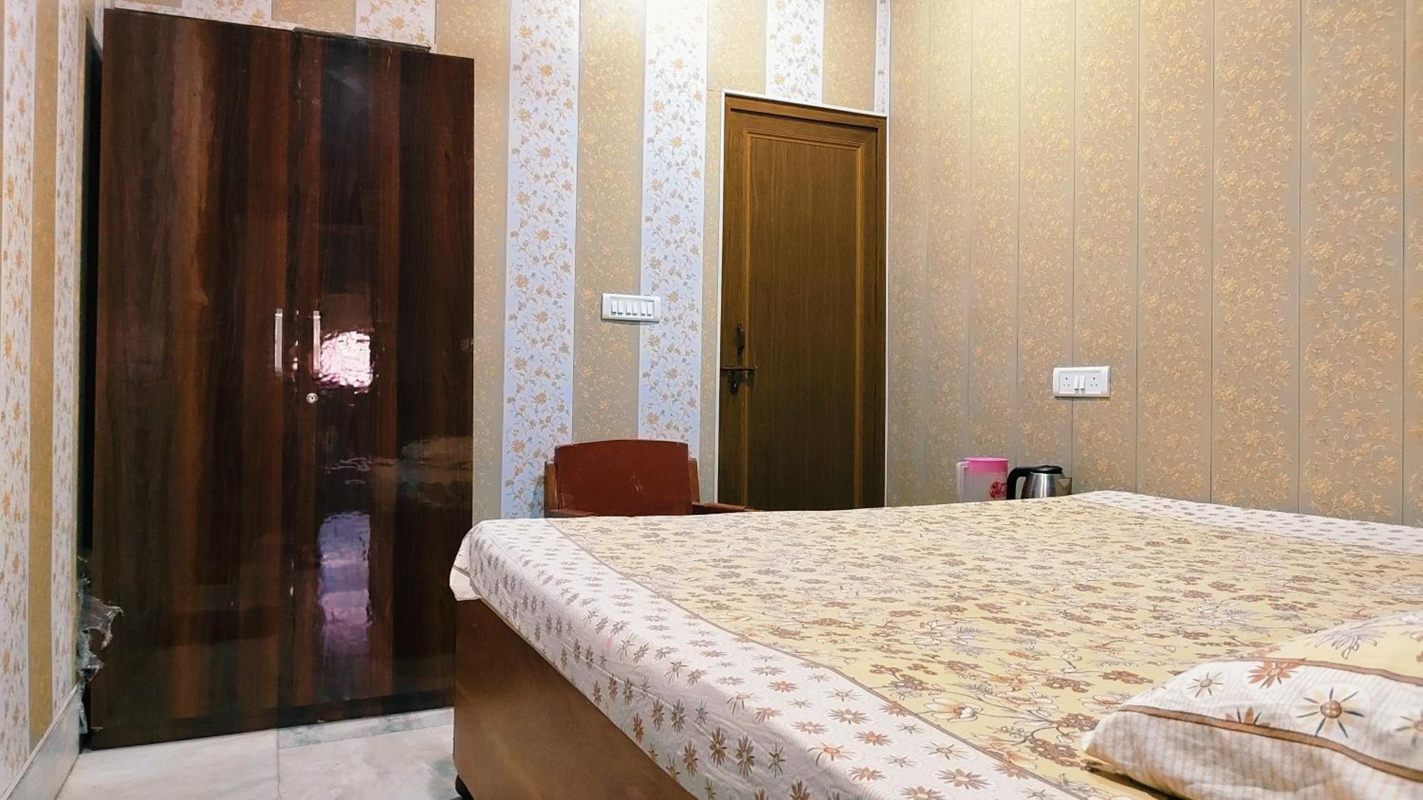 Hotel Raju Homestay Ayodhya 150 Meters From Shree Ram Janmbhoomi Temple 200 Meters From Ayodhya Dham Railway Station Esterno foto