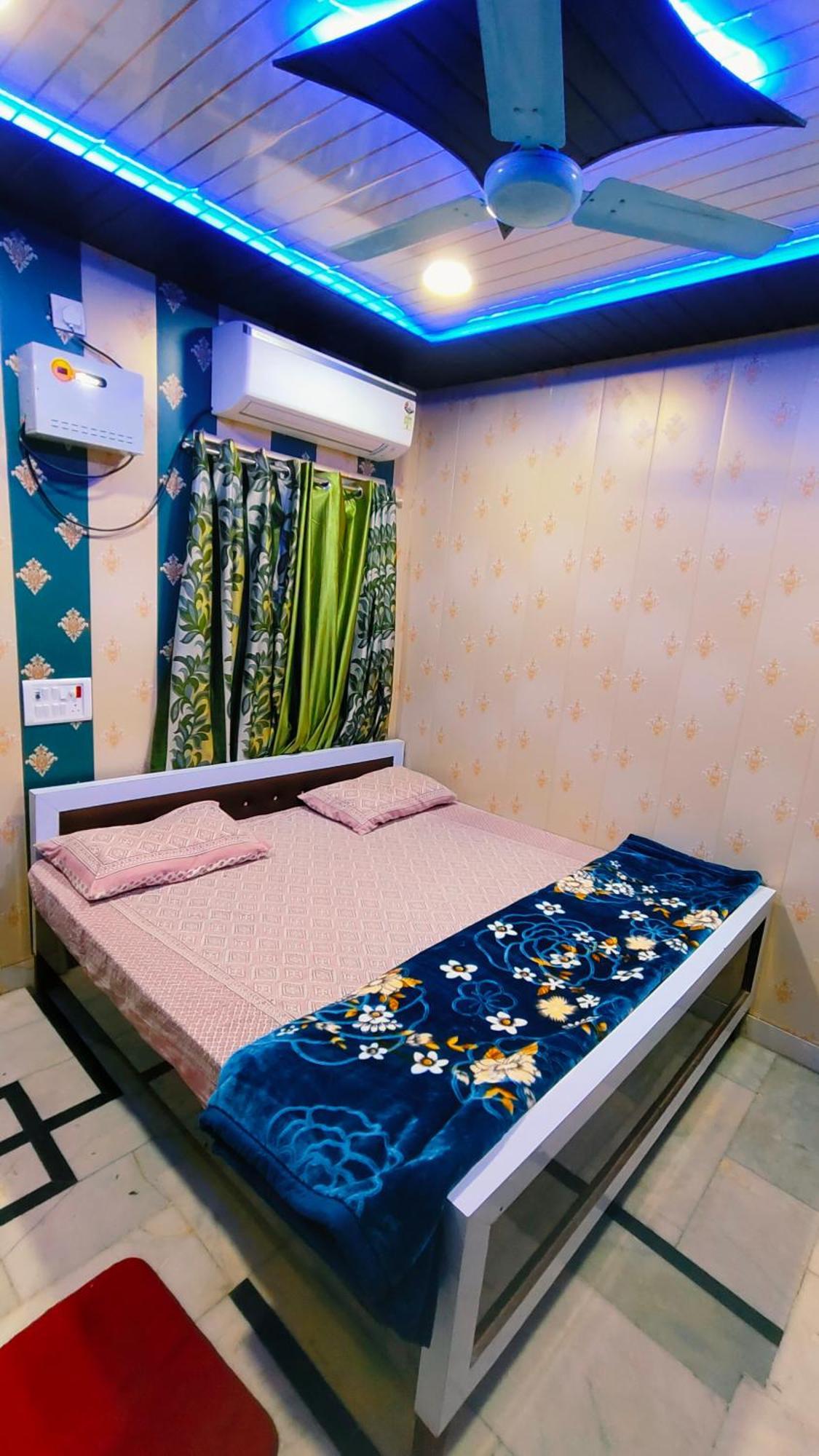 Hotel Raju Homestay Ayodhya 150 Meters From Shree Ram Janmbhoomi Temple 200 Meters From Ayodhya Dham Railway Station Esterno foto