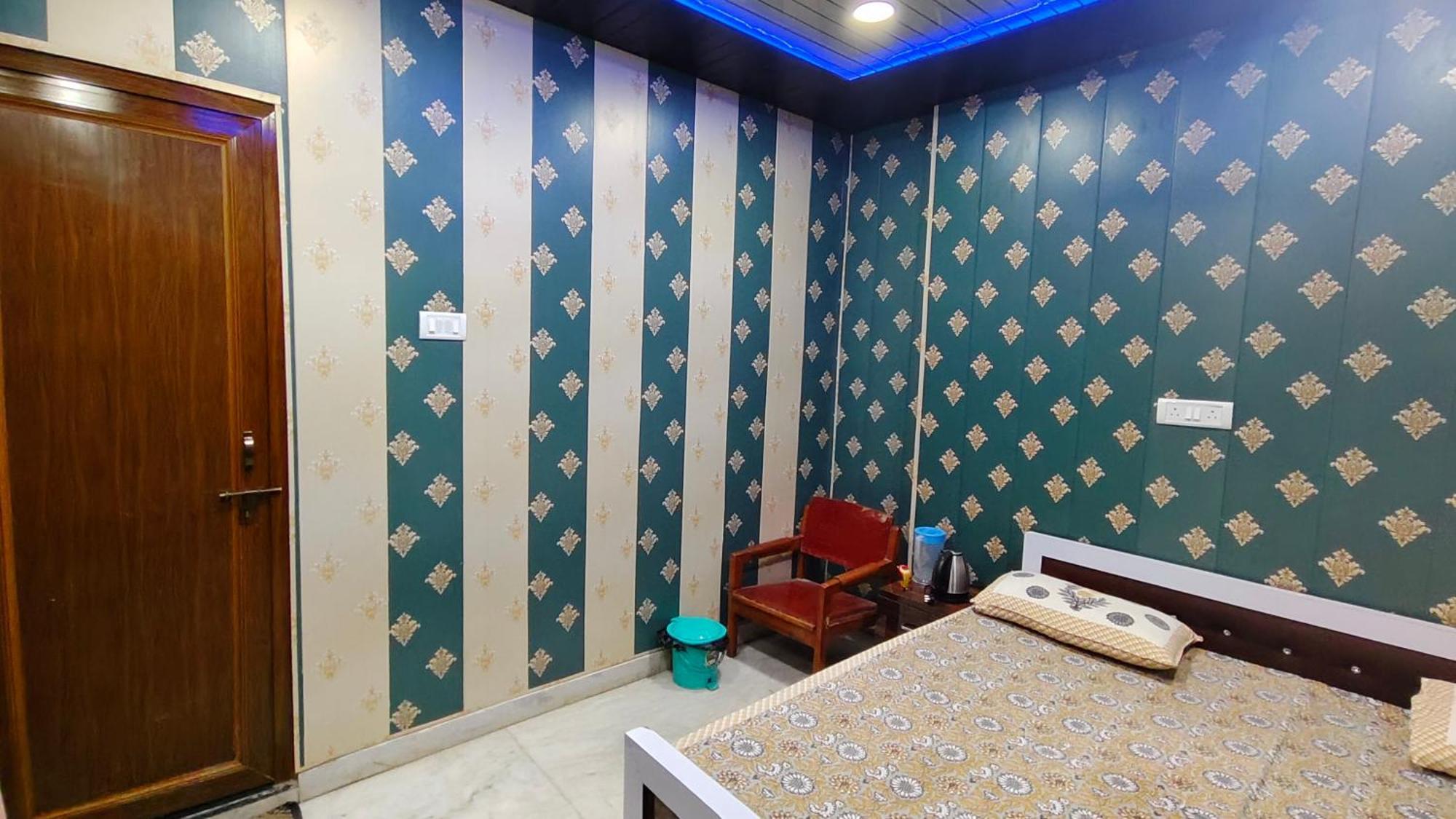 Hotel Raju Homestay Ayodhya 150 Meters From Shree Ram Janmbhoomi Temple 200 Meters From Ayodhya Dham Railway Station Esterno foto