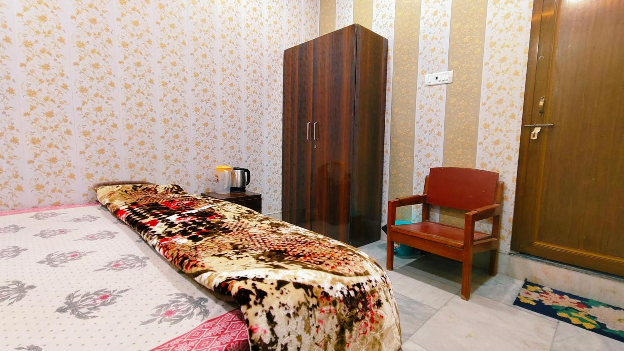 Hotel Raju Homestay Ayodhya 150 Meters From Shree Ram Janmbhoomi Temple 200 Meters From Ayodhya Dham Railway Station Esterno foto