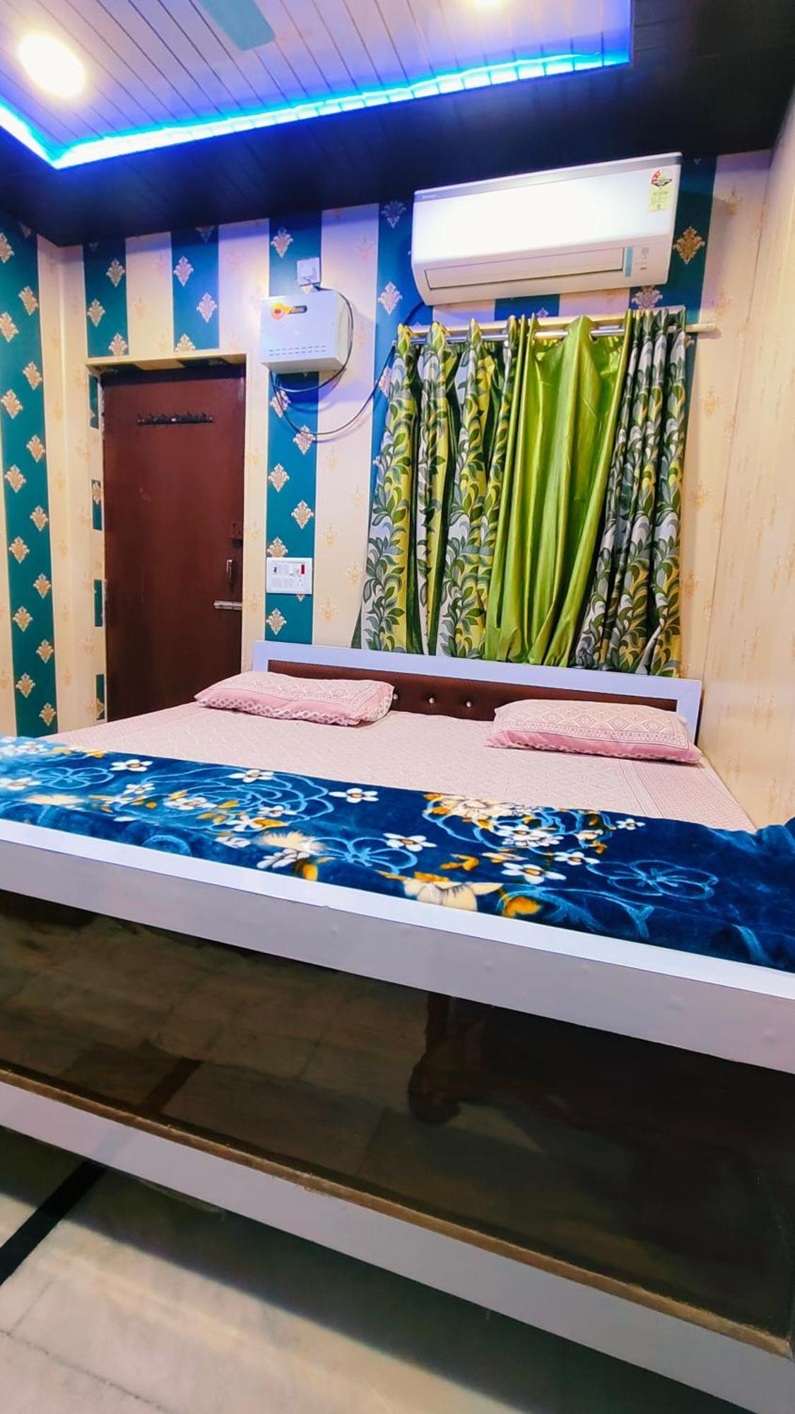 Hotel Raju Homestay Ayodhya 150 Meters From Shree Ram Janmbhoomi Temple 200 Meters From Ayodhya Dham Railway Station Esterno foto