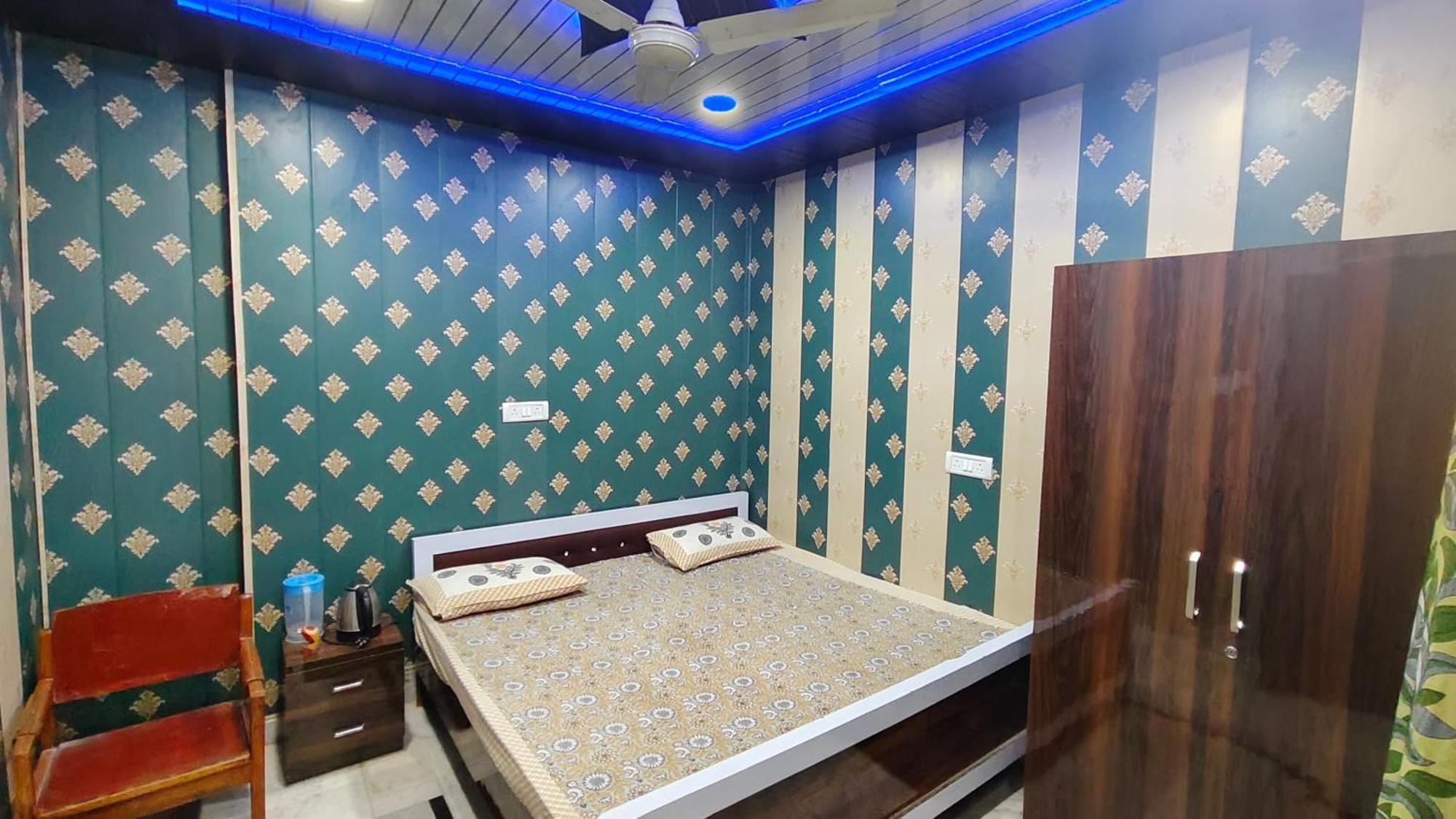 Hotel Raju Homestay Ayodhya 150 Meters From Shree Ram Janmbhoomi Temple 200 Meters From Ayodhya Dham Railway Station Esterno foto